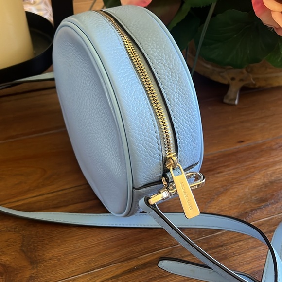 Brandnew Michael kors purse!!! Is beautiful blue medium size. - Picture 4 of 5